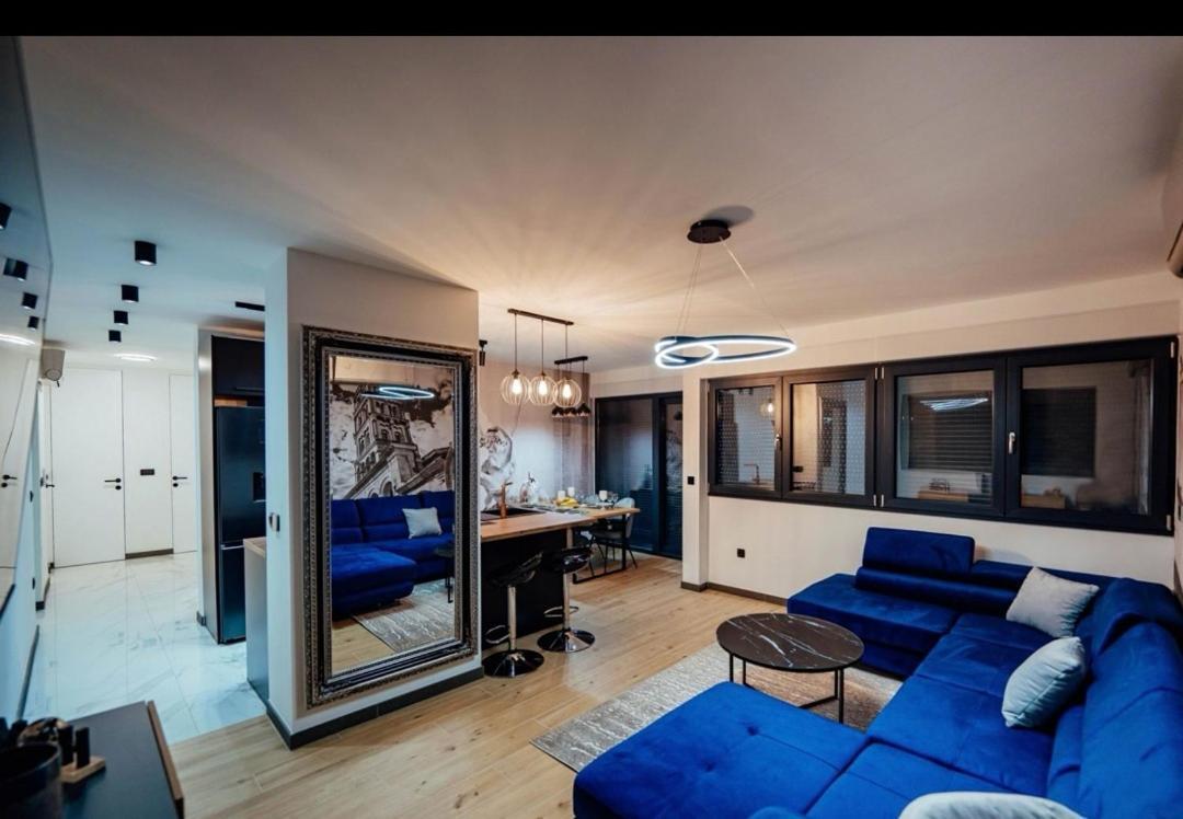 Black Queen Apartment Split Exterior photo