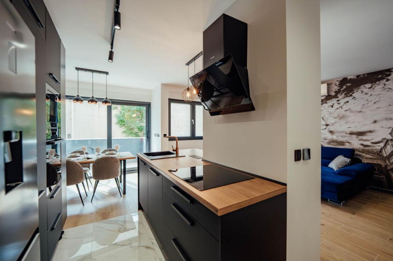 Black Queen Apartment Split Exterior photo